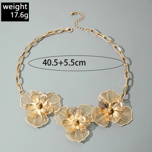 Gros plan du collier feuille de ginkgo doré avec gland et dimensions 40,5+5,5cm