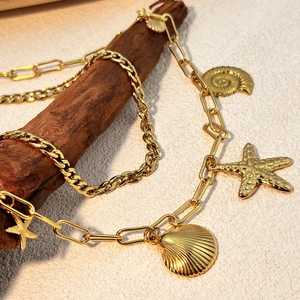 Collier en acier doré avec pendentifs étoile de mer et coquillages sur chaîne à maillons