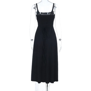 Gros plan sur le laçage croisé au dos de cette robe midi sexy en maille côtelée
