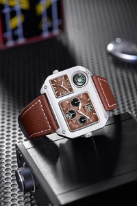 Dettaglio orologio Oulm oversize a doppio fuso con cinturino in pelle marrone e bussola