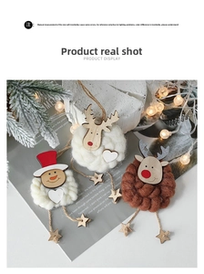Nahaufnahme von Schneemann- und Rentieranhängern aus Filz mit Holzsternen für Weihnachten