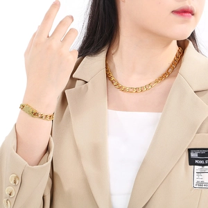 Ensemble collier et bracelet Figaro doré en acier inoxydable pour homme sur un mannequin