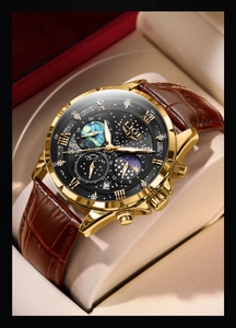 Dettaglio dell'orologio LIGE con cassa dorata, quadrante fasi lunari e cinturino marrone