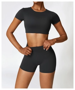 Details des nahtlosen schwarzen Yoga-Crop-Tops und der passenden High-Waist-Sportshorts