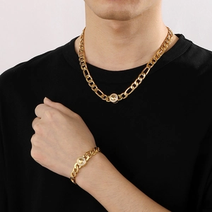 Poliertes Gold-Figaro-Kettenset aus Halskette und Armband mit pavégefassten Elementen