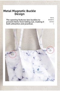 Bolso tote grande de pana con patrón de mármol y cierres magnéticos de metal.