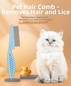 Gros plan d'une brosse bleue en forme de patte de chat avec picots en acier sur un chat