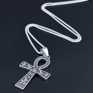 Gros plan du pendentif Ankh argenté avec gravures détaillées de hiéroglyphes égyptiens