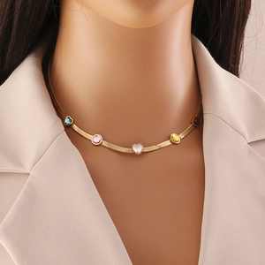 Collier ras du cou en acier doré avec cinq pierres de zircone colorées en forme de cœur