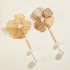 Vue détaillée de boucles d'oreilles ginkgo dorées avec perles synthétiques pendantes
