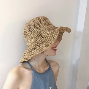 Cappello di paglia fatto a mano con tesa larga a onde e design traforato da donna