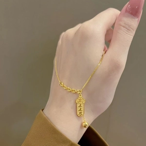 Vergoldete Titanstahlkette mit rechteckigem Anhänger und kleiner goldener Perle für Damen
