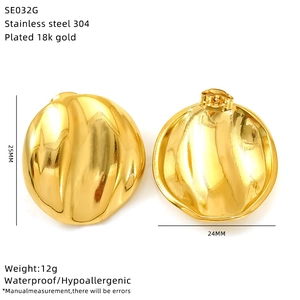 Détails des boucles d'oreilles ondulées en acier plaqué or 18 carats avec dimensions 25mm