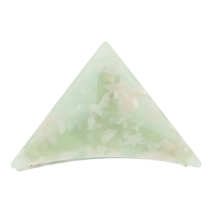 Détail d'une pince à cheveux triangulaire en acétate vert clair avec motif terrazzo