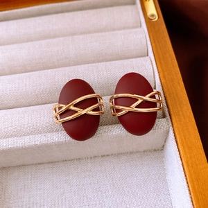 Vue macro de boucles d'oreilles ovales rouges vintage plaquées or 18 carats et fils d'or