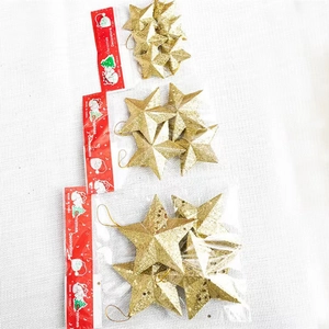 Goldene Glitzersterne als Christbaumschmuck mit Aufhängeschlaufen in Klarsichthülle