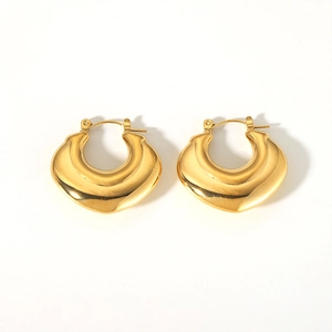 Détail de boucles d'oreilles en forme de cœur en acier inoxydable plaqué or 18K