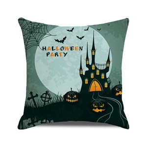 Détail de la housse de coussin Halloween avec citrouille, chauves-souris et château gothique