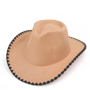 Détail d'un chapeau de cowboy marron avec coutures décoratives festonnées noires