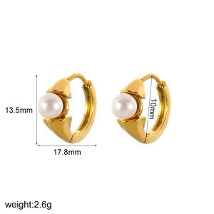 Vue détaillée de boucles d'oreilles créoles perlées en acier doré avec mesures précises