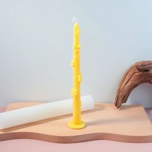 Molde de silicona para velas cilíndricas amarillas con relieves de margaritas y lazos