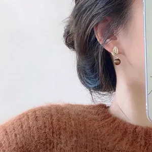 Boucles d'oreilles vintage en forme de feuille dorée avec perles en œil de tigre