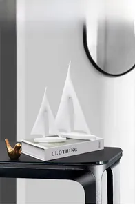 Nahaufnahme minimalistischer Segelschiff-Skulpturen aus Harz für den Schreibtisch