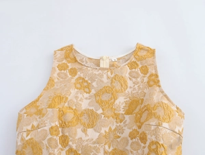 Detailansicht beige Top mit goldenem Blumen-Jacquard und Etikett in Größe S