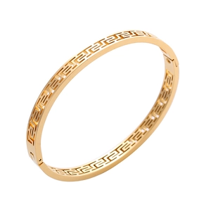 Gouden roestvrijstalen armband met hol Greca-patroon op een witte achtergrond
