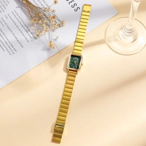 Elegante Vintage Damenuhr mit Goldarmband und grünem Zifferblatt im Quadrat