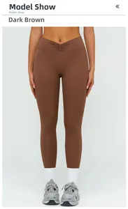 Détail du legging de yoga taille haute café thé avec taille froncée en forme de V