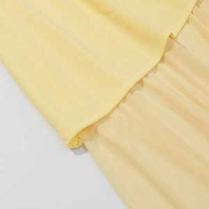 Détail du tissu transparent jaune clair avec une texture élégante en mousseline
