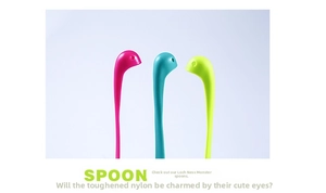 Drie kleurrijke Nessie soeplepels in roze, blauw en groen van gehard nylon