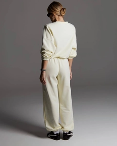 Vue arrière d'un ensemble de jogging et sweat-shirt crème porté par un mannequin