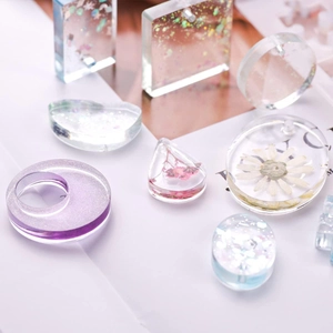 Pendenti in resina trasparente con fiori secchi e glitter in varie forme geometriche