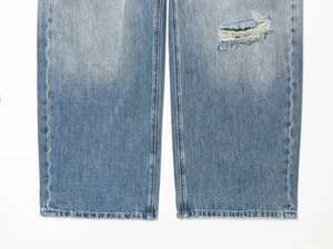 Detailansicht hellblaue Jeans mit Distressed-Rissen und sichtbaren Nähten für Damen
