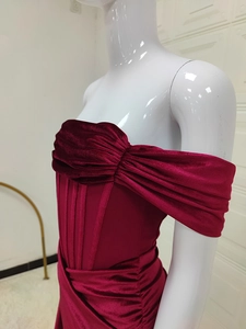 Détails d'une robe en velours bordeaux avec bustier à baleines et design plissé chic