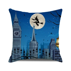 Détail de la housse de coussin Halloween avec sorcière et monuments en silhouette