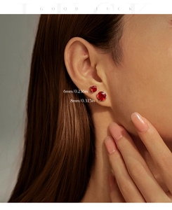 Détail de boucles d'oreilles en rubis rouge de 6mm et 8mm portées par un mannequin