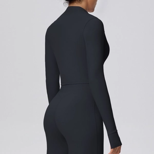 Schlanke schwarze langärmlige Yoga-Jacke mit Stehkragen und atmungsaktivem Stoff