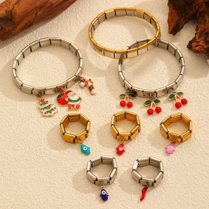 Detail eines Edelstahlrings mit Hamsa-Hand-Anhängern und Weihnachtsbaum-Anhängern