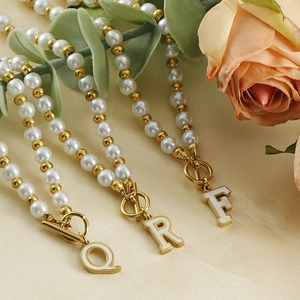 Collier de perles en acier inoxydable doré 18 carats avec pendentifs lettres Q, R et F