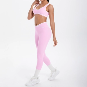 Rosa Sportset mit V-förmiger High-Waist-Yogahose und bauchfreiem Trägertop-Oberteil