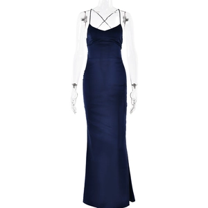 Détail de la robe longue en satin bleu marine avec bretelles croisées élégantes au dos