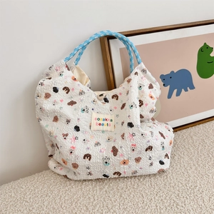 Dettaglio della borsa tote in seersucker bianca con stampe di cani e manici in corda