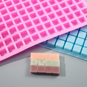 Detalle del molde de silicona de 126 rejillas para cubitos de hielo y chocolates