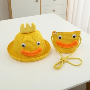 Détail du chapeau de paille jaune et sac canard assorti pour enfants au design cartoon