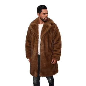 Manteau mi-long en fausse fourrure marron pour homme avec col à revers et texture épaisse