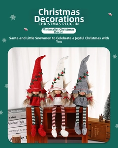 Detailansicht von drei gestrickten Weihnachtswichteln mit gestreiften Beinen im Regal