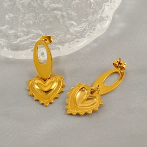 Boucles d'oreilles cœur vintage en acier inoxydable doré avec design texturé élégant